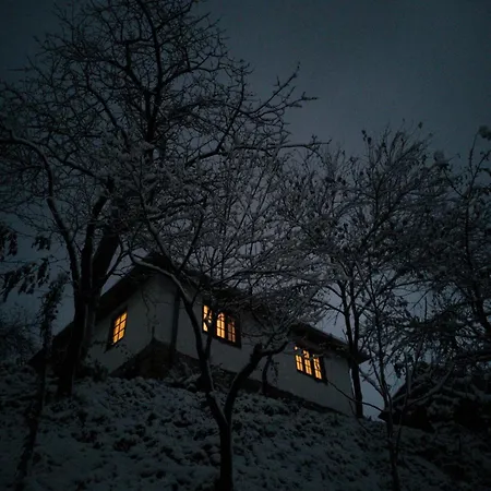 House In The Middle Of A Quiet Bosnian Village 福伊尼察