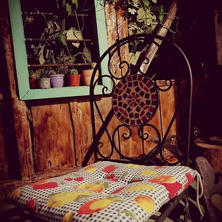 House In The Middle Of A Quiet Bosnian Village 福伊尼察